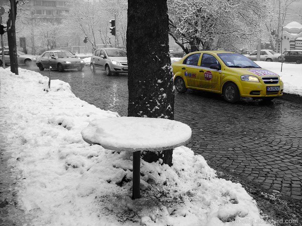 Petite table dans la neige